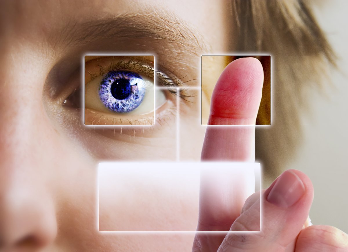 g.a.s.t.-Beratung: Standard-Setting und Qualitätsentwicklung | fotolia Eine Frau tippt mit dem Zeigefinger auf ein Glas-Touch-Screen-System