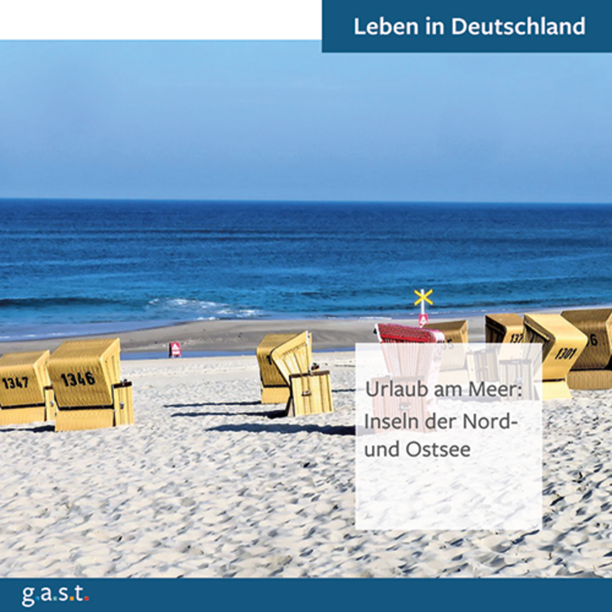 eine Strandansicht mit Strandkörben vor einem ruhigen Meer und blauem Himmel